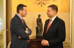 Wicepremier Mateusz Morawiecki rozmawia z wiceprzewodniczącym Komisji Europejskiej Valdisem Dombrovskisem