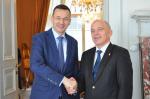 Wicepremier, minister rozwoju i finansów Mateusz Morawiecki wita się z z ministrem finansów Konfederacji Szwajcarskiej Ulrichem Maurerem  