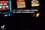 Grafika pokazuje automaty do gier stojące w salonie  w tym napis 