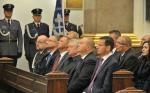 Wicepremier Mateusz Morawiecki i członkowie kierownictwa Ministerstwa Finansów siedzą w ławce podczas mszy.
