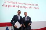 Wicepremier Mateusz Morawiecki z Wiceprezesem EBI Vazilem Hudákiem po podpisaniu umowy kredytowej