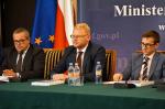Minister Paweł Gruza – w centralnej części zdjęcia – wraz ze swoimi współpracownikami podczas konferencji w MF