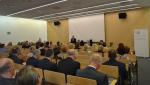 Minister Cybulski przemawia do przedsiębiorców w sali konferencyjnej