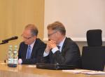 Minister Cybulski i Dyrektor Leszek Grzybowski przy stole konferencyjnym