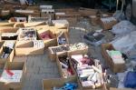 Zatrzymane podróbki towarów rozłożone w kartonach na parkingu w Wólce Kosowskiej