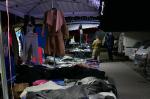 Stoiska z ubraniami na bazarze w Wólce Kosowskiej