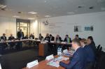 Przedstawiciele delegacji rozmawiają w sali konferencyjnej.