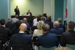 uczestnicy spotkania siedzą w sali konferencyjnej