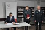Na zdjęciu wiceminister M.Morawiecki podczas składania wpisu w księdze pamiątkowej.