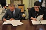 Na zdjęciu Szef KAS Marian Banaś i Szefowa litewskiej administracji podatkowej Edita Janušienė podczas podpisywania dokumentów porozumienia