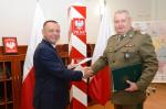 Na zdjęciu Szef KAS Marian Banaś i Komendant Główny Straży Granicznej gen. bryg. SG Marek Łapiński po podpisaniu porozumienia