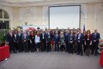 Zdjęcie zbiorcze - uczestnicy spotkania, w środku widoczny Szef KAS M.Banaś