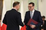 Premier Mateusz Morawiecki przyjmuje gratulacje po zaprzysiężeniu od prezydenta Andrzeja Dudy