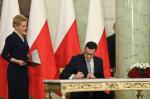 Premier Mateusz Morawiecki podpisuje dokument w Kancelarii Prezydenta