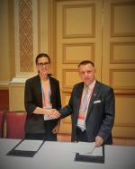 Podpisanie porozumienia przez Pana Mariana Banasia z przedstawicielem jednostki analityki finansowej Nowej Zelandii