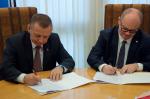 Na zdjęciu Szef KAS i prezes Poczty Polskiej podczas podpisywania porozumienia w sprawie współpracy KAS z Pocztą Polską