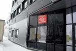 Widok na wejście, widoczna tabliczka Miejsce Wyznaczone przez Dyrektora Izby Administracji Skarbowej w Rzeszowie