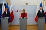 Minister finansów Teresa Czerwińska, minister rodziny, pracy i polityki społecznej Elżbieta Rafalska oraz prezes zarządu PFR Paweł Borys podczas wspólnej konferencji prasowej nt. Pracowniczych Planów Kapitałowych w Ministerstwie Finansów na tle banneru MF. Link graficzny galerii zdjęć