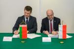 Na zdjęciu z-cy Szefa KAS Piotr Walczak i Przewodniczący Państwowego Komitetu Ceł Republiki Białorusi Jurijem Sieńko podczas podpisywania memorandum