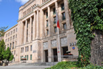 Wejście główne do gmachu Ministerstwa Finansów - widok z boku. Link graficzny galerii zdjęć