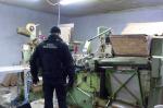 Funkcjonariusz służby celno-skarbowej przy zatrzymanej linii produkcyjnej