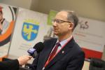 Na zdjęciu z-ca Szefa KAS P.Cybulski, widoczny mikrofon przedstawiciela mediów