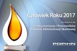 Zdjęcie nagrody na tle z napisem: Człowiek Roku 2017, wyróżnienie dla Funkcjonariuszy i Pracowników Krajowej Administracji Skarbowej