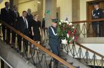 Funkcjonariusz kompanii reprezentacyjnej służby celno-skarbowej niesie wieniec kwiatów. Za nim Minister Teresa Czerwińska, wiceminister Marian Banaś i pozostali członkowie kierownictwa MF.