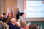 Minister finansów T.Czerwińska podczas wystąpienia w IAS Lublin, w tle widoczny slajd prezentacji z napisem Izba Administracji Skarbowej w Lublinie