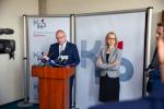 Dyrektor IAS Lublin Leszek Bielecki podczas briefingu prasowego, z prawej strony minister Teresa Czerwińska