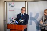 Naczelnik Lubelskiego Urzędu Celno-Skarbowego Tomasz Krzewiński podczas briefingu prasowego, z prawej strony minister Teresa Czerwińska