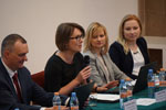 Dyrektor Joanna Pietrasik w otoczeniu swoich współpracowników przemawia podczas forum. Link graficzny galerii zdjęć
