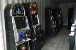 Pomieszczenie z nielegalnymi automatami do gier hazardowych.