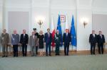 Prezydent Andrzej Duda oraz wiceminister finansów Piotr Walczak wraz z pozostałymi uczestnikami spotkania