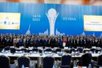 zdjęcie grupowe - wszyscy uczestnicy konferencji stoją, w tle niebieskie logo konferencji.