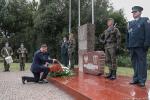 Prezydent Andrzej Duda składa wieniec przed pomnikiem.