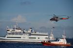 Łódź patrolowa KAS i helikopter woskowy w trakcie wspólnej symulowanej akcji ratunkowej promu na morzu.