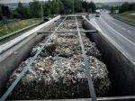 Widok z góry na naczepę ciężarówki wypełnionej niebezpiecznymi odpadami.