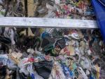 Zbliżenie na zmieszane odpady komunalne.