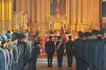 Msza św. Funkcjonariusze stoją w rzędzie, w tle księża i ołtarz.