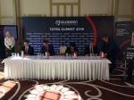 Ministrowie finansów Grupy Wyszehradzkiej podpisują deklaracje, siedzą za stołem, przed nimi proporczyki z flagami