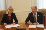 Minister finansów prof. Teresa Czerwińska podpisuje deklaracje z ministrem finansów Niemiec, Olafem Scholzem.