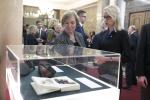 Minister Teresa Czerwińska pokazuje eksponaty zgromadzone na wystawie na temat historii polskiej skarbowości.