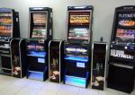 3 automaty stojące w w rzędzie w salonie gier. 