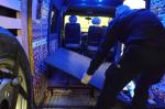 funkcjonariusz odkrywa skrytki z papierosami w busie