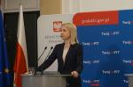 Minister finansów prof. Teresa Czerwińska stoi przy mównicy podczas konferencji prasowej.